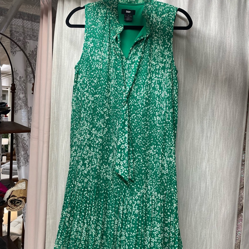 DKNY sleeveless mini pleats women’s size 8 …wore it for Easter
